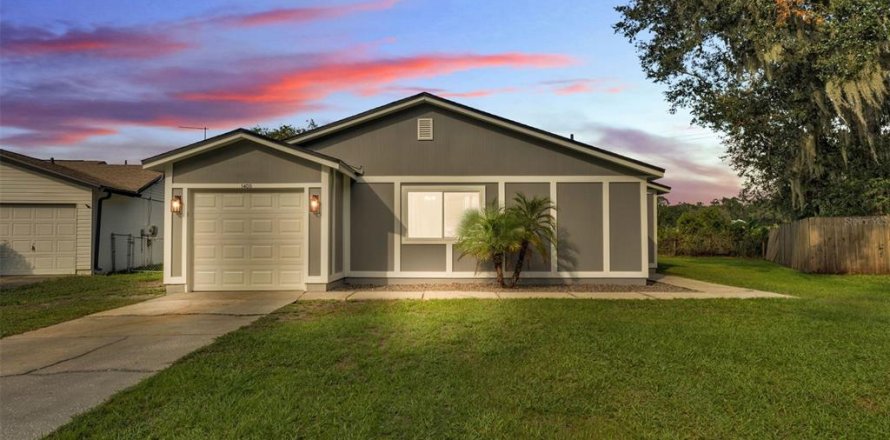 House in Lakeland, Florida 3 bedrooms, 111.2 sq.m. № 1919049