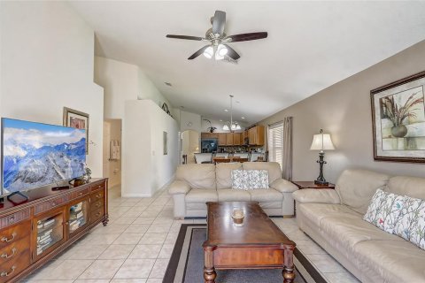 House in Davenport, Florida 4 bedrooms, 279.17 sq.m. № 1745553 - photo 13