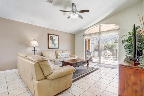 House in Davenport, Florida 4 bedrooms, 279.17 sq.m. № 1745553 - photo 15