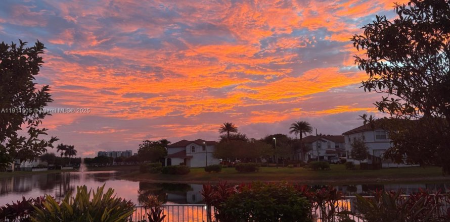 Villa ou maison à Doral, Floride 5 chambres, 337.79 m2 № 1966793