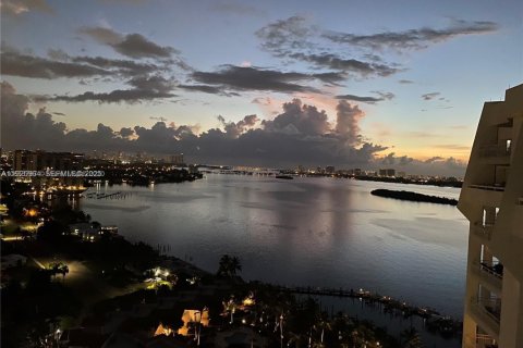 Condo in Miami, Florida, 2 bedrooms  № 1984505 - photo 14