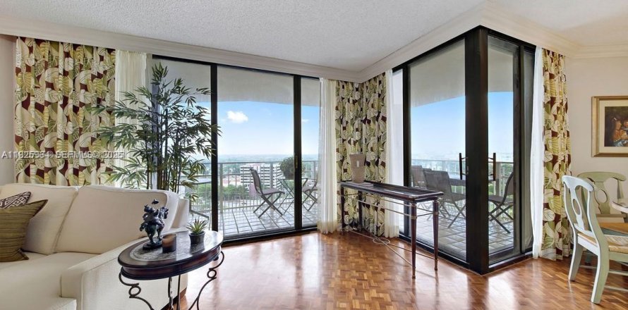 Condo in Miami, Florida, 2 bedrooms  № 1984505