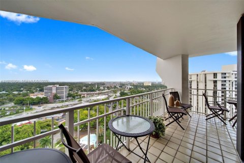 Condo in Miami, Florida, 2 bedrooms  № 1984505 - photo 2
