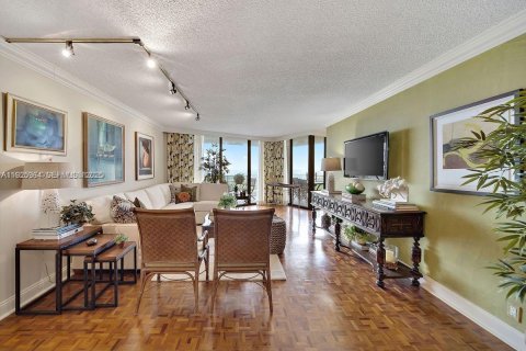Condo in Miami, Florida, 2 bedrooms  № 1984505 - photo 17
