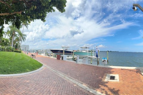 Condo in Miami, Florida, 2 bedrooms  № 1984505 - photo 21