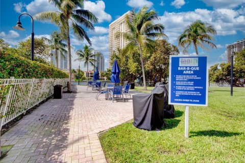 Condo in Sunny Isles Beach, Florida, 1 bedroom  № 1890960 - photo 30
