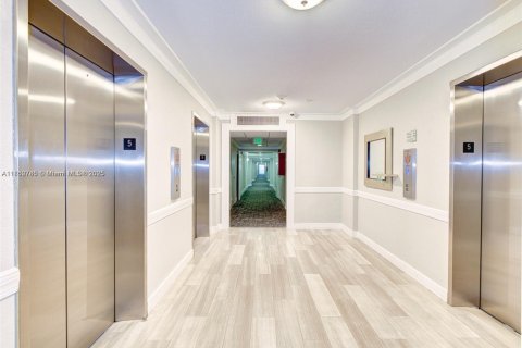Condo in Sunny Isles Beach, Florida, 1 bedroom  № 1890960 - photo 22