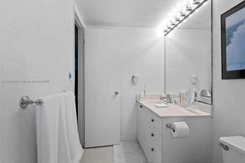 Condo in Sunny Isles Beach, Florida, 1 bedroom  № 1890960 - photo 15