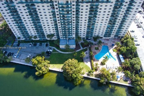 Condo in Sunny Isles Beach, Florida, 1 bedroom  № 1890960 - photo 29