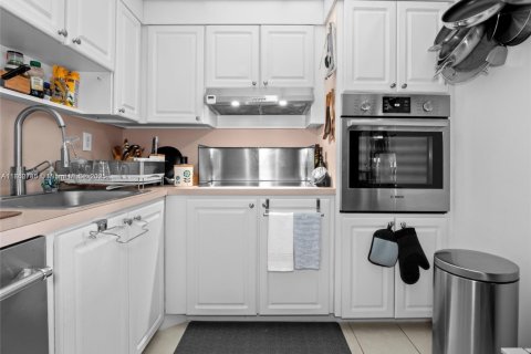 Condo in Sunny Isles Beach, Florida, 1 bedroom  № 1890960 - photo 10