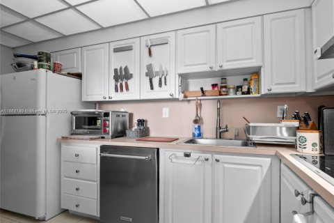 Condo in Sunny Isles Beach, Florida, 1 bedroom  № 1890960 - photo 12