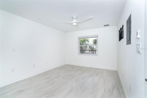 Condo in Englewood, Florida, 2 bedrooms  № 1686685 - photo 10