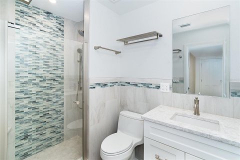 Condo in Englewood, Florida, 2 bedrooms  № 1686685 - photo 13