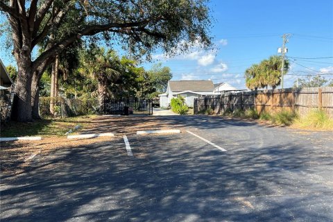 Propiedad comercial en alquiler en Tampa, Florida, 397.53 m2 № 1523501 - foto 5