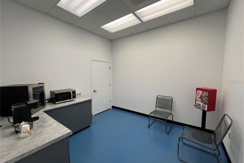 Propiedad comercial en alquiler en Tampa, Florida, 397.53 m2 № 1523501 - foto 23