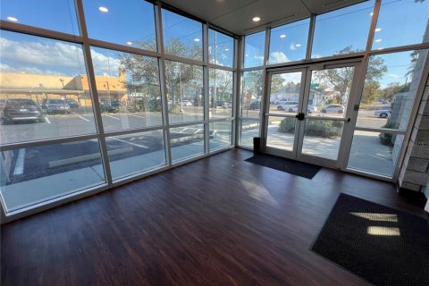 Propiedad comercial en alquiler en Tampa, Florida, 397.53 m2 № 1523501 - foto 9