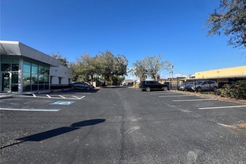 Propiedad comercial en alquiler en Tampa, Florida, 397.53 m2 № 1523501 - foto 4