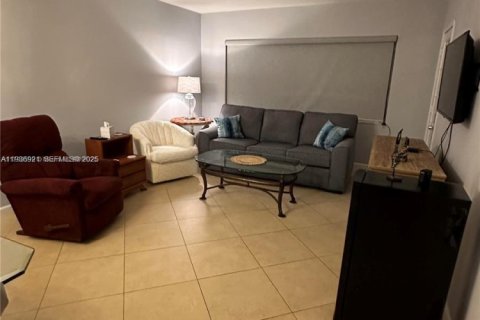 Condo in Lauderdale-by-the-Sea, Florida, 1 bedroom  № 1994815 - photo 1