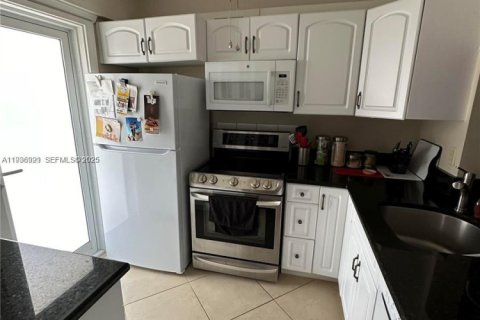 Condo in Lauderdale-by-the-Sea, Florida, 1 bedroom  № 1994815 - photo 3