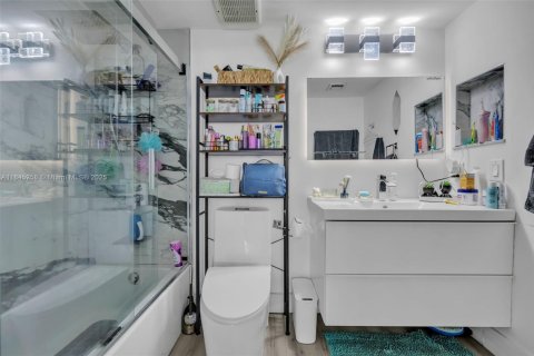 Condo in North Bay Village, Florida, 3 bedrooms  № 1840849 - photo 8