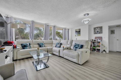 Condo in North Bay Village, Florida, 3 bedrooms  № 1840849 - photo 1