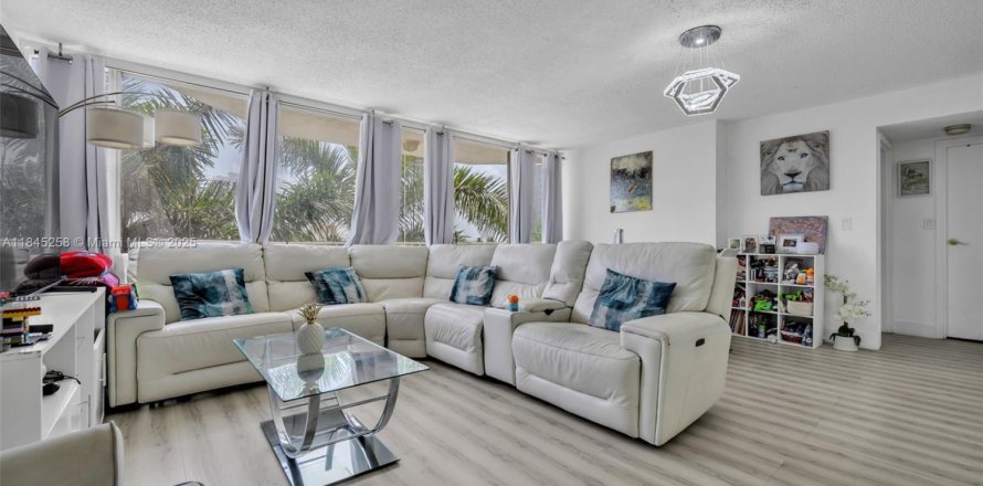 Condo in North Bay Village, Florida, 3 bedrooms  № 1840849