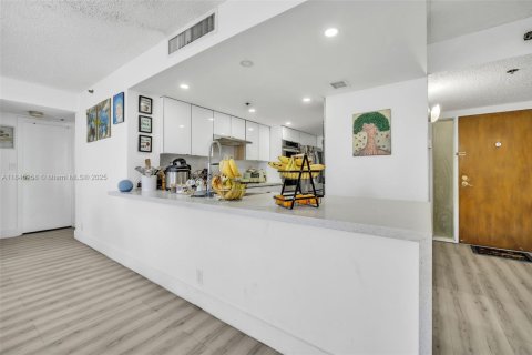 Condo in North Bay Village, Florida, 3 bedrooms  № 1840849 - photo 2