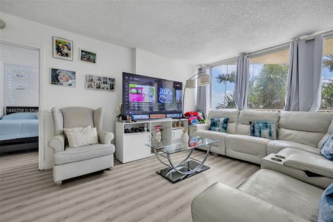 Condo in North Bay Village, Florida, 3 bedrooms  № 1840849 - photo 3