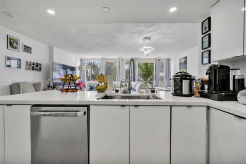 Condo in North Bay Village, Florida, 3 bedrooms  № 1840849 - photo 13