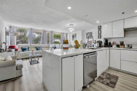 Condo in North Bay Village, Florida, 3 bedrooms  № 1840849 - photo 9
