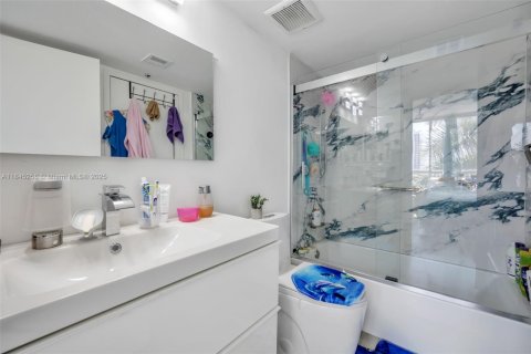 Condo in North Bay Village, Florida, 3 bedrooms  № 1840849 - photo 16