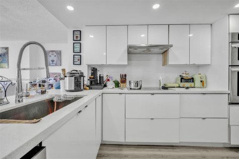 Condo in North Bay Village, Florida, 3 bedrooms  № 1840849 - photo 10