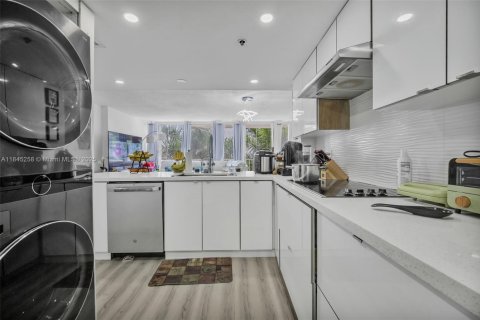 Condo in North Bay Village, Florida, 3 bedrooms  № 1840849 - photo 11