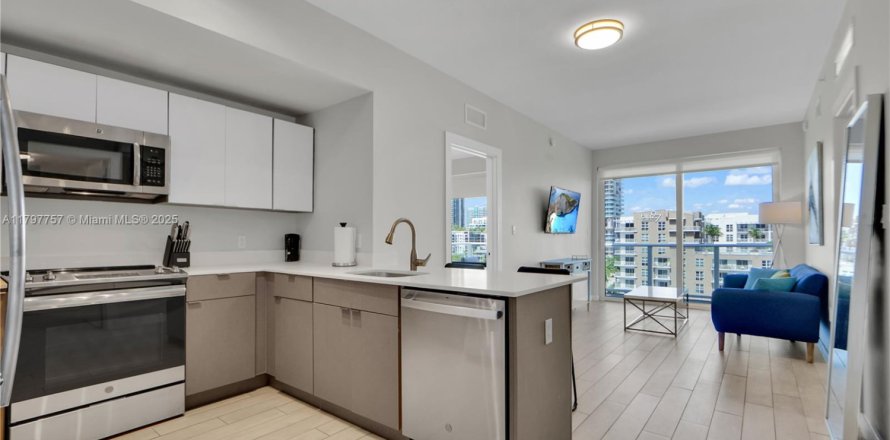 Кондоминиум с 2 спальнями в Майами, Флорида № 1991472