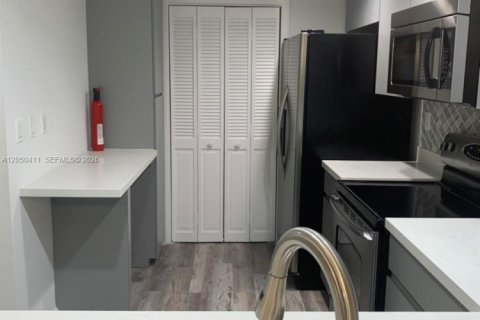 Appartement à louer à Coral Gables, Floride: 2 chambres, 111.48 m2 № 2168077 - photo 7