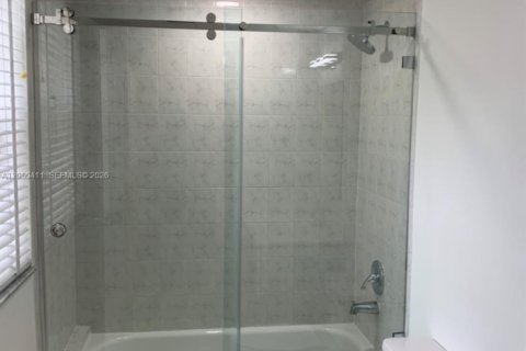 Appartement à louer à Coral Gables, Floride: 2 chambres, 111.48 m2 № 2168077 - photo 22