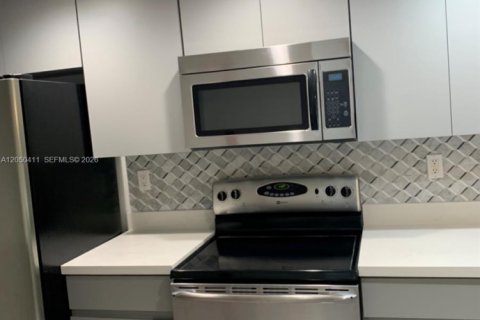Appartement à louer à Coral Gables, Floride: 2 chambres, 111.48 m2 № 2168077 - photo 6