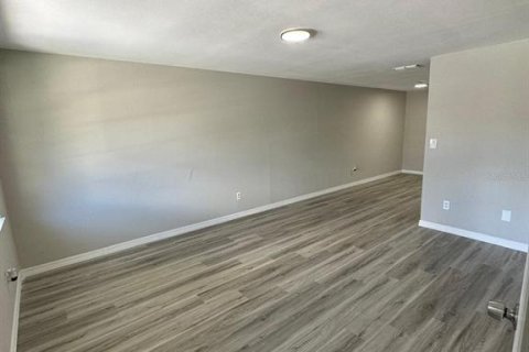 Immobilier commercial à vendre à Bradenton, Floride: 6 chambres, 180.6 m2 № 1917991 - photo 4