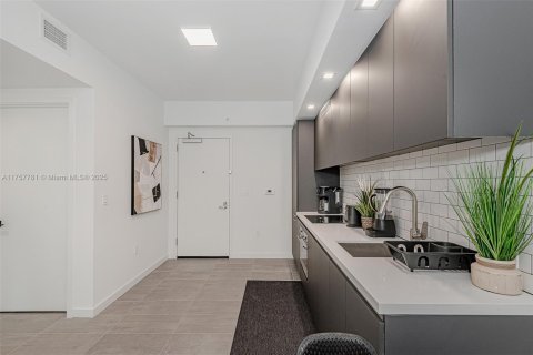 Condo in Miami, Florida, 1 bedroom  № 1701371 - photo 11