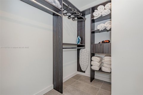 Condo in Miami, Florida, 1 bedroom  № 1701371 - photo 20
