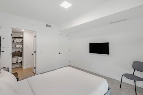 Condo in Miami, Florida, 1 bedroom  № 1701371 - photo 19