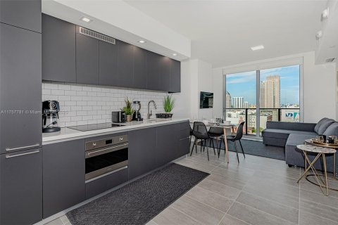 Condo in Miami, Florida, 1 bedroom  № 1701371 - photo 1