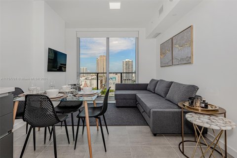 Condo in Miami, Florida, 1 bedroom  № 1701371 - photo 3