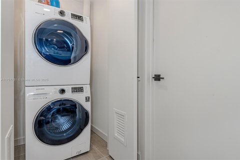 Condo in Miami, Florida, 1 bedroom  № 1701371 - photo 14