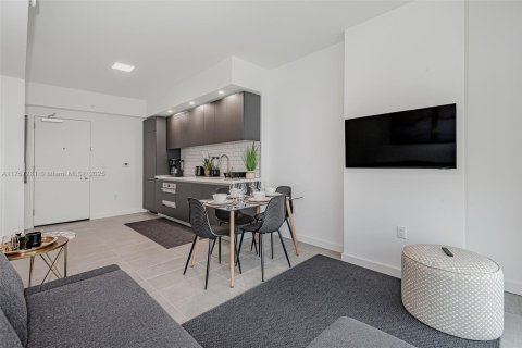 Condo in Miami, Florida, 1 bedroom  № 1701371 - photo 7