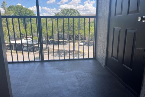 Condo in Orlando, Florida, 2 bedrooms № 2222404 - photo 2