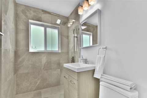 House in Miami, Florida 4 bedrooms, 161.56 sq.m. № 2086848 - photo 27