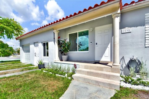 House in Miami, Florida 4 bedrooms, 161.56 sq.m. № 2086848 - photo 4
