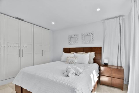 House in Miami, Florida 4 bedrooms, 161.56 sq.m. № 2086848 - photo 25