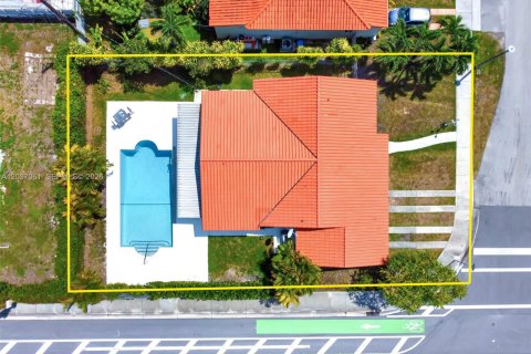 House in Miami, Florida 4 bedrooms, 161.56 sq.m. № 2086848 - photo 23